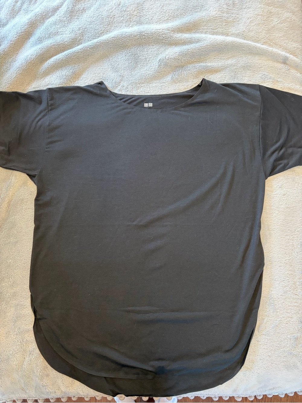 Uniqlo Airism Black Scoop Neck Tee